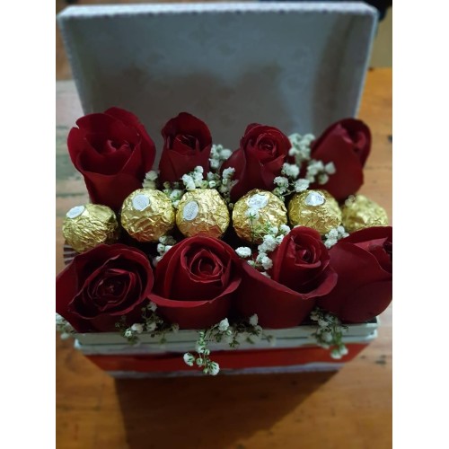 TRUNK WITH ROSES AND FERRERO